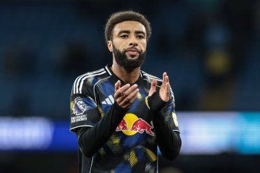 Leeds United takımından Jayden Bogle, Manchester City ile Leeds United arasındaki Premier League maçının son düdüğü çaldıktan sonra 29 Kasım 2025 tarihinde Etihad Stadyumu 'nda taraftarları alkışlıyor. 