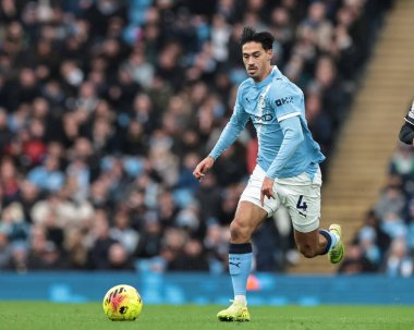 Manchester City 'den Tijjani Reijnders, Manchester City ile Leeds United' ın 29 Kasım 2025 'te Etihad Stadyumu' nda oynanan Premier League maçında topu bırakıyor. 