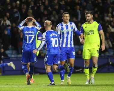 Sheffield Wednesday takımından Charlie McNeill, 29 Kasım 2025 'te İngiltere' nin Hillsborough kentinde oynanan Sheffield Wednesday-Preston North End maçında kaçırılan şansa tepki gösterdi. 