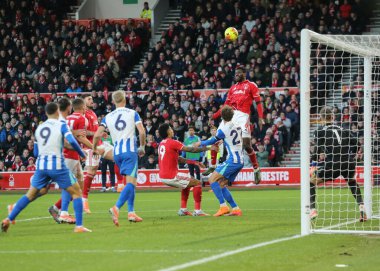 Nottingham Ormanı 'ndan İbrahim Sangare 30 Kasım 2025' te Nottingham Forest, Brighton ve Hove Albion 'a karşı oynanan Premier Lig karşılaşmasında yüksek topu kazanmak için sıçradı. 