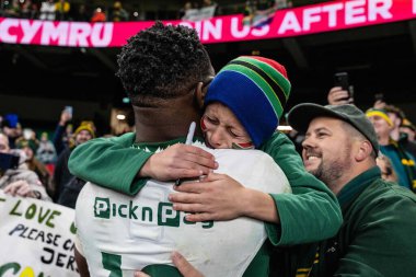 Güney Afrikalı Siya Kolisi, 29 Kasım 2025 tarihinde İngiltere 'nin Cardiff kentindeki Principality Stadyumu' nda oynanan Galler - Güney Afrika maçı sırasında genç bir taraftarı kucaklıyor. 