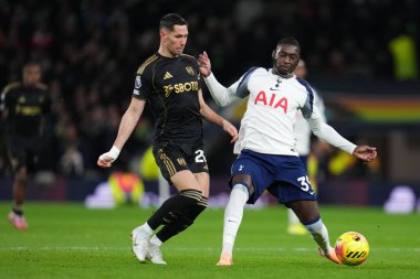 Tottenham Hotspur 'dan Randal Kolo Muani ve Fulham' dan Sasa Lukiç Premier Lig karşılaşmasında Tottenham Hotspur Fulham 'a karşı Tottenham Hotspur Stadyumu, Londra, Birleşik Krallık, 29 Kasım 2025 