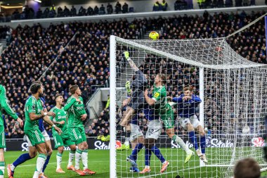 Everton kalecisi Jordan Pickford, Premier League maçında Everton, Newcastle United 'a karşı 29 Kasım 2025' te Liverpool 'daki Hill Dickinson Stadyumu' nda topa vuruyor. 