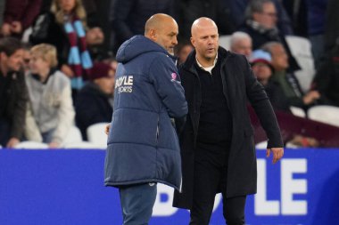 Liverpool 'un Arne Slot teknik direktörü ve West Ham United' ın 30 Kasım 2025 'te Londra Stadyumu' nda oynanan Premier League maçında Nuno ESpirit Santo teknik direktörü West Ham United Liverpool Liverpool 'a karşı. 