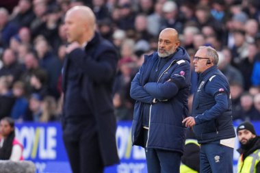 West Ham United takımının teknik direktörü Nuno Espirit Santo, 30 Kasım 2025 'te Londra' daki Londra Stadyumu 'nda oynanan Premier League maçında yardımcı antrenör West Ham United ile Liverpool maçında iletişim halindedir. 