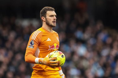 Leeds United kalecisi Lucas Perri Premier Lig maçında top ile Manchester City - Leeds United maçında Etihad Stadyumu, Manchester, Birleşik Krallık, 29 Kasım 2025 