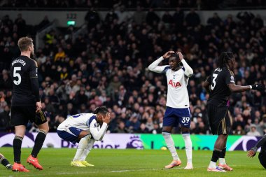 Tottenham oyuncuları, Premier Lig maçında Tottenham Hotspur 'un Fulham' a karşı oynadığı Tottenham Hotspur Stadyumu 'nda 29 Kasım 2025 tarihinde kaçırdıkları fırsat üzerine el ele verdiler. 