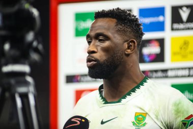 Güney Afrika 'dan Siya Kolisi Quilter Nations Serisi 2025 maçında televizyon görevinde. Wales, Güney Afrika' ya karşı Principality Stadı, Cardiff, Birleşik Krallık, 29 Kasım 2025 