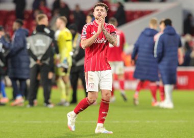 Nottingham Ormanı 'ndan Neco Williams, İngiltere' nin Nottingham şehrinde 30 Kasım 2025 'te oynanan Premier League maçında Nottingham Forest, Brighton ve Hove Albion maçında taraftarları alkışlıyor. 