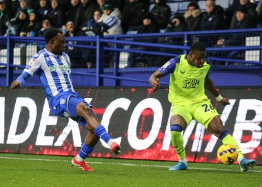 Preston North End takımından Thierry Small, 29 Kasım 2025 'te İngiltere' nin başkenti Hillsborough 'da oynanan Sheffield Wednesday-Preston North End maçında topu geçiyor. 
