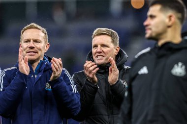 Newcastle United takımının teknik direktörü Eddie Howe, Premier League maçından sonra İngiltere 'nin Liverpool kentindeki Hill Dickinson Stadyumu' nda oynanan Everton - Newcastle United maçında taraftarları alkışlıyor. 
