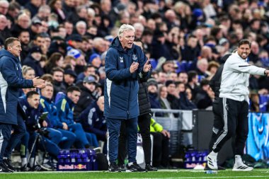 Everton teknik direktörü David Moyes, İngiltere 'nin Liverpool kentindeki Hill Dickinson Stadyumu' nda oynanan Premier League maçında Everton - Newcastle United maçında takımını alkışlıyor. 