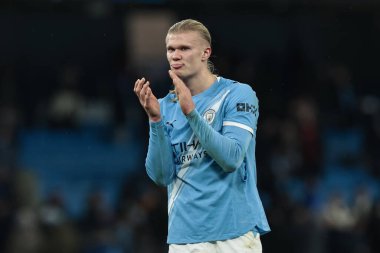 Manchester City 'den Erling Haaland, Premier League' in 29 Kasım 2025 'te Etihad Stadyumu' nda oynanan Manchester City - Leeds United maçının son düdüğü sonrasında taraftarları alkışlıyor. 