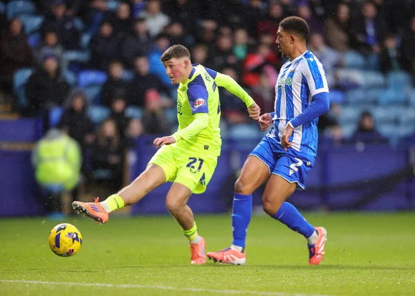 Preston North End 'den Alfie Devine, 29 Kasım 2025' te İngiltere 'nin başkenti Hillsborough' da oynanan Sheffield Wednesday-Preston North End maçında kalede şut çekiyor. 