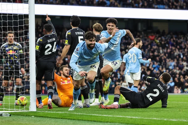Manchester City 'den Josko Gvardiol, Manchester City - Leeds United maçında 29 Kasım 2025' te Etihad Stadyumu 'nda 2-0 kazanma golünü kutluyor. 