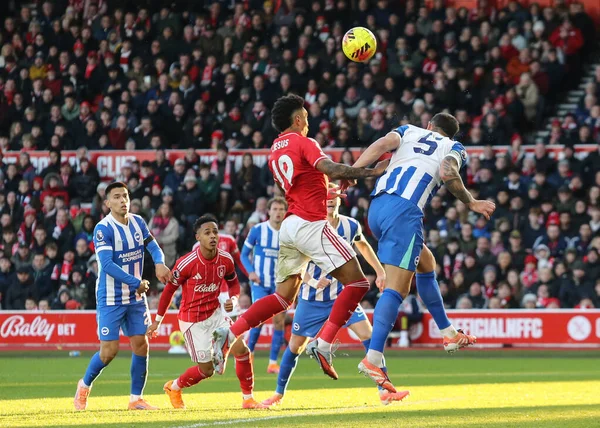 Nottingham Ormanı 'ndan Igor İsa 30 Kasım 2025' te Nottingham Forest, Brighton ve Hove Albion 'a karşı oynanan Premier Lig karşılaşmasında yüksek topu kazanmak için sıçradı. 