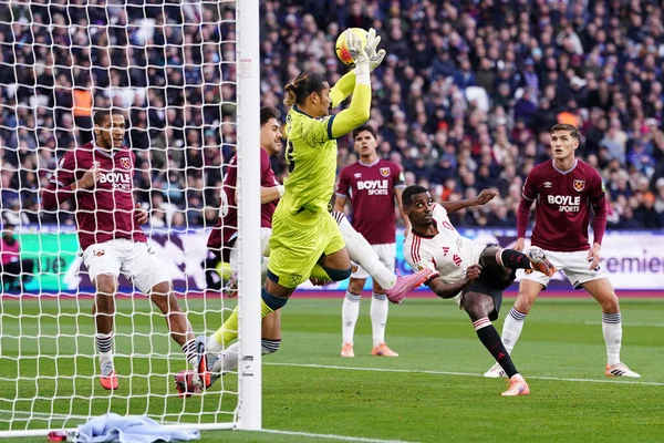 West Ham United 'dan Alphonse Areola, 30 Kasım 2025' te Londra Stadyumu 'nda oynanan Premier League maçı sırasında Liverpool' lu Alexander Isak 'ı reddetti. 