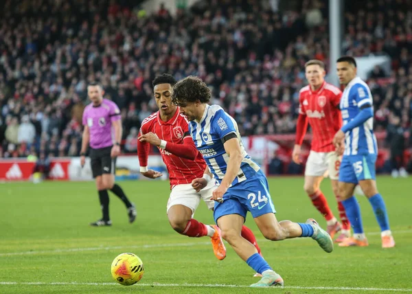 Brighton & Hove Albion takımından Ferdi Kadoglu, İngiltere 'nin Nottingham Forest ve Hove Albion maçında 30 Kasım 2025' te City Ground, Nottingham 'da karşı karşıya geldi. 
