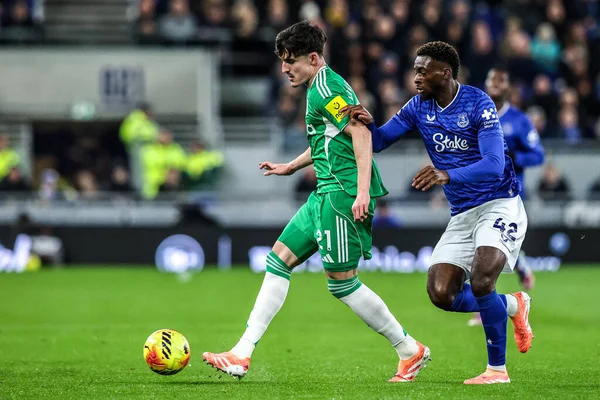 Newcastle United takımından Tino Livramento, Premier League maçında Everton, Newcastle United 'a karşı 29 Kasım 2025' de Liverpool, Liverpool 'da oynanan Premier League maçında Everton' dan Tim Iroegbunam 'ın baskısı altında pas attı. 