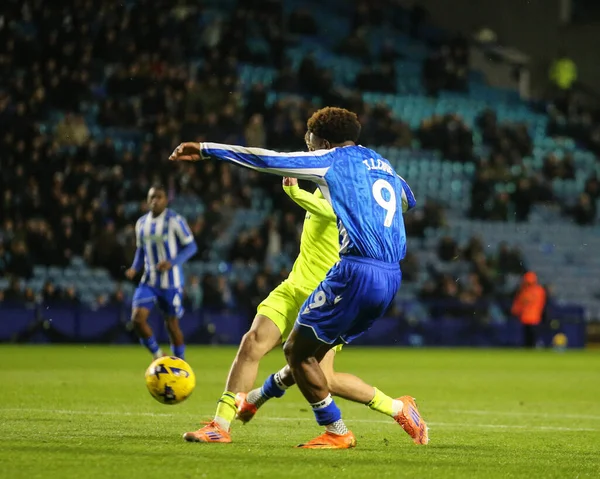 Sheffield 'li Jamal Lowe, 29 Kasım 2025' te İngiltere 'nin başkenti Sheffield' da oynanan Sheffield Wednesday 'in Preston North End' e karşı oynadığı Gökyüzü İddia Şampiyonası maçında gol atarken görülüyor.  