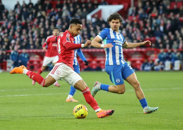 Nottingham Ormanı 'ndan Omari Hutchinson, 30 Kasım 2025' te Nottingham Forest, Brighton ve Hove Albion 'a karşı oynanan Premier League maçı sırasında eylemde. 