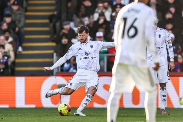 Manchester United 'dan Mason Mount Premier Lig maçında Manchester United' a karşı 30 Kasım 2025 'te Selhurst Park, Londra' da oynanan maçta 1-2 berabere kaldı. 