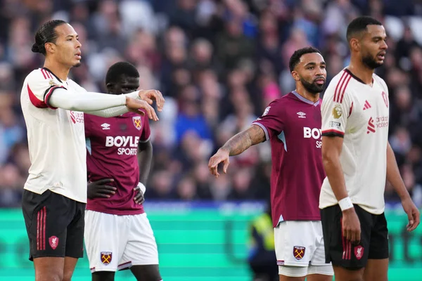 Liverpool 'dan Virgil van Dijk Premier League maçında West Ham United Liverpool' a karşı Londra Stadyumu, Londra, İngiltere, 30 Kasım 2025 