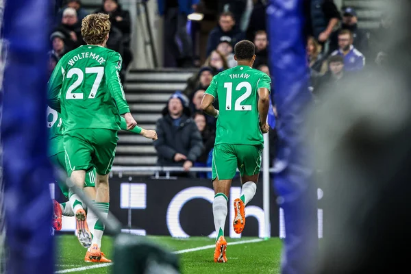 Newcastle United takımından Malick Thiaw, İngiltere 'nin Liverpool şehrindeki Hill Dickinson Stadyumu' nda oynanan Premier League maçı Everton - Newcastle United maçında 0-1 'lik galibiyetini kutluyor. 