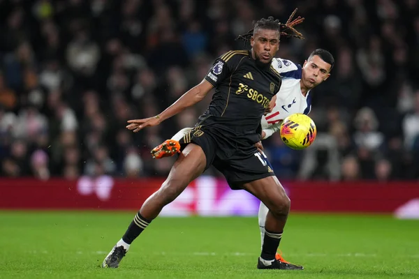 Tottenham Hotspur 'dan Alex Iwobi ve Pedro Porro Premier Lig maçı sırasında Tottenham Hotspur Fulham' a karşı Tottenham Hotspur Stadyumu, Londra, Birleşik Krallık, 29 Kasım 2025 