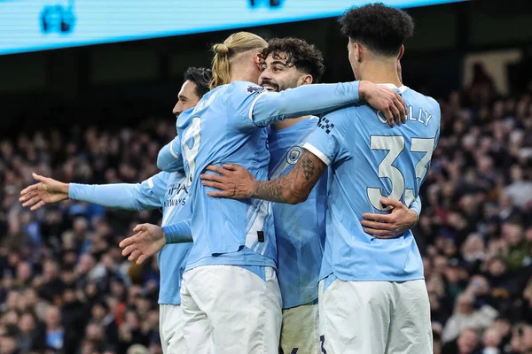 Manchester City 'den Josko Gvardiol, Manchester City - Leeds United maçında 29 Kasım 2025' te Etihad Stadyumu 'nda 2-0 kazanma golünü kutluyor. 