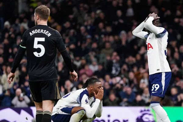 Tottenham Hotspur oyuncuları, Premier League maçında Tottenham Hotspur 'a karşı Tottenham Hotspur Stadyumu, Londra, İngiltere, 29 Kasım 2025' de oynanan karşılaşmada kaçırdıkları fırsat üzerine ellerini kaldırdılar. 