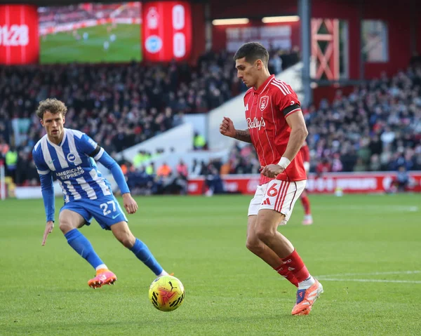 Nottingham Ormanı 'ndan Nicolas Dominguez, 30 Kasım 2025' te Nottingham Forest, Brighton ve Hove Albion 'a karşı oynanan Premier League maçı sırasında eylemde. 
