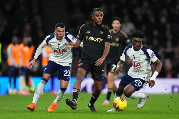 Fulham 'dan Alex Iwobi Tottenham Hotspur' dan Pedro Porro ve Tottenham Hotspur 'dan Mohammed Kudus' un Premier Lig karşılaşmasında Tottenham Hotspur Fulham 'a karşı Tottenham Hotspur Stadyumu, Londra, İngiltere 