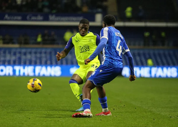 Preston North End takımından Thierry Small, Sheffield Wednesday 'in 29 Kasım 2025' te Hillsborough, Sheffield 'da Preston North End' e karşı oynadığı Gökyüzü İddia Şampiyonası maçında pas attı. 