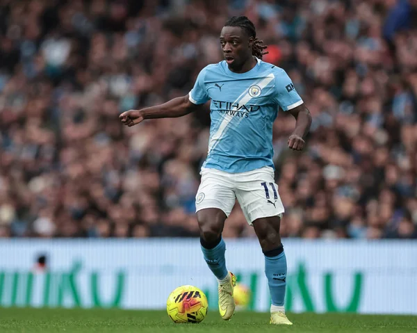 Manchester City 'den Jeremy Doku, Manchester City ile Leeds United' ın 29 Kasım 2025 'te Etihad Stadyumu' nda oynanan Premier League maçında topu aldı. 