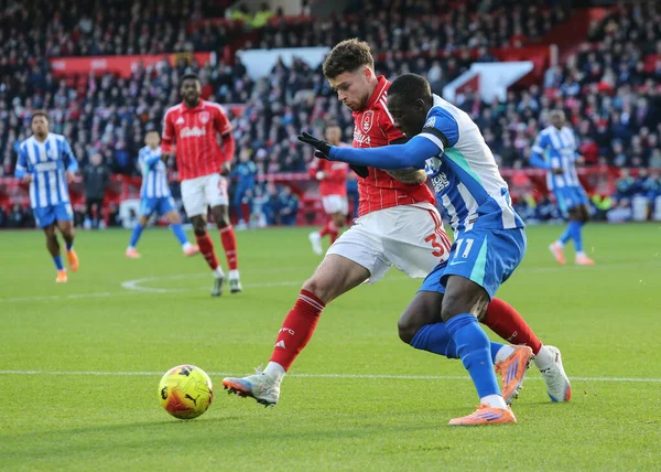 Brighton & Hove Albion takımından Yankuba Minteh, Nottingham Ormanı 'ndan Neco Williams tarafından 30 Kasım 2025' te Nottingham Ormanı 'na karşı Brighton ve Hove Albion' a karşı oynanan Premier League karşılaşmasında yenildi. 