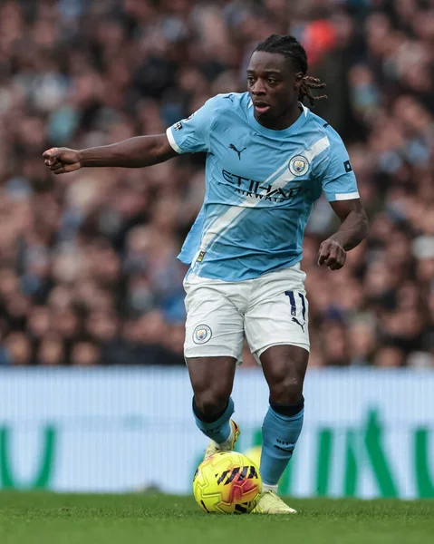 Manchester City 'den Jeremy Doku, Manchester City ile Leeds United' ın 29 Kasım 2025 'te Etihad Stadyumu' nda oynanan Premier League maçında topu aldı. 