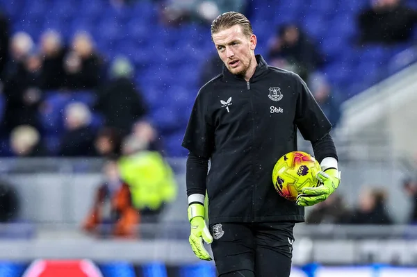 Everton kalecisi Jordan Pickford Premier League maçında Everton - Newcastle United maçı sırasında İngiltere 'nin Liverpool kentinde 29 Kasım 2025' te oynanan maç öncesi ısınma maçında 