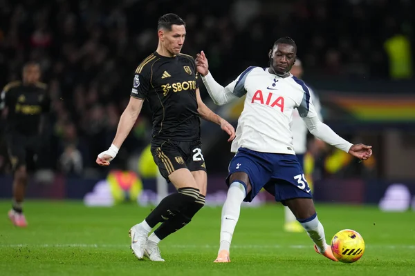Tottenham Hotspur 'dan Randal Kolo Muani ve Fulham' dan Sasa Lukiç Premier Lig karşılaşmasında Tottenham Hotspur Fulham 'a karşı Tottenham Hotspur Stadyumu, Londra, Birleşik Krallık, 29 Kasım 2025 
