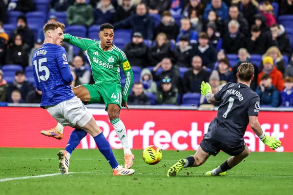Newcastle United 'dan Jacob Ramsey, Everton kalecisi Jordan Pickford tarafından Premier League maçında, Everton - Newcastle United maçı sırasında, 29 Kasım 2025' te Liverpool, Hill Dickinson Stadyumu 'nda şutunu engelledi. 
