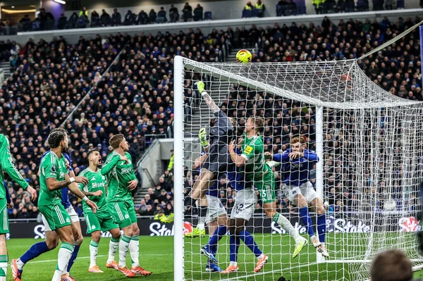 Everton kalecisi Jordan Pickford, Premier League maçında Everton, Newcastle United 'a karşı 29 Kasım 2025' te Liverpool 'daki Hill Dickinson Stadyumu' nda topa vuruyor. 