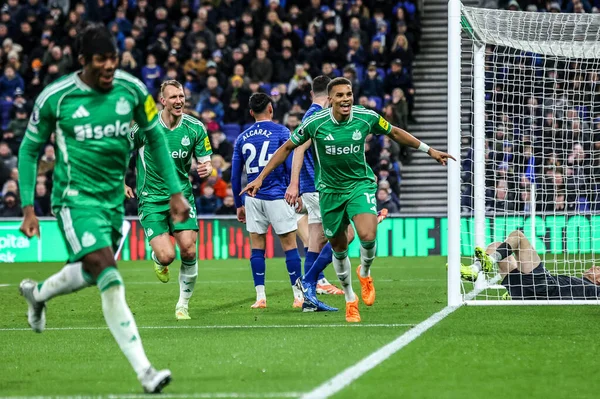 Newcastle United takımından Malick Thiaw, İngiltere 'nin Liverpool şehrindeki Hill Dickinson Stadyumu' nda oynanan Premier League maçı Everton - Newcastle United maçında 0-4 'lük galibiyetini kutluyor. 