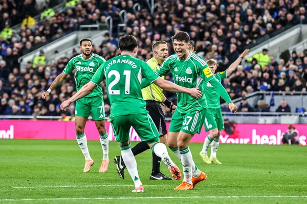 Newcastle United takımından Lewis Miley, Premier League maçı Everton - Newcastle United maçında 29 Kasım 2025 'te Liverpool' daki Hill Dickinson Stadyumu 'nda 0-2' lik galibiyetini kutluyor. 