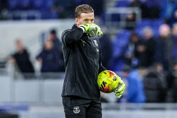 Everton kalecisi Jordan Pickford Premier League maçında Everton - Newcastle United maçı sırasında İngiltere 'nin Liverpool kentinde 29 Kasım 2025' te oynanan maç öncesi ısınma maçında 
