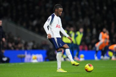Tottenham Hotspur 'dan Destiny Udogie, Premier League maçında Tottenham Hotspur' a karşı Fulham Stadyumu 'nda 29 Kasım 2025' de geriye doğru pas attı.   