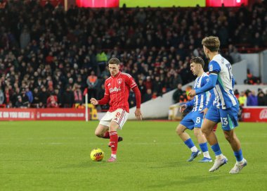 Nottingham Ormanı 'ndan Elliot Anderson Premier Lig maçı sırasında Nottingham Forest, Brighton ve Hove Albion' a karşı City Ground, Nottingham, İngiltere 'de 30 Kasım 2025' de pas attı. 