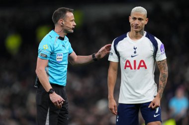 Tottenham Hotspur 'dan Richarlison ve hakem Stuart Attwell Premier Lig maçında Tottenham Hotspur, Fulham' a karşı Tottenham Hotspur Stadyumu, Londra, Birleşik Krallık, 29 Kasım 2025 