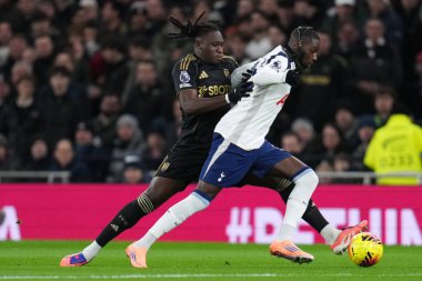 Tottenham Hotspur 'dan Randal Kolo Muani Fulham Ligi karşılaşmasında Fulham' dan Calvin Bassey Tottenham Hotspur 'a karşı Fulham, Tottenham Hotspur Stadyumu, Londra, Birleşik Krallık, 29 Kasım 2025 