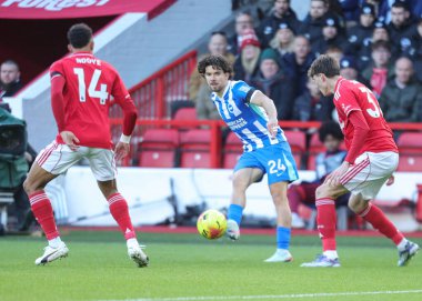 Brighton & Hove Albion takımından Ferdi Kadoglu, 30 Kasım 2025 'te İngiltere' nin Nottingham Forest, Brighton ve Hove Albion takımlarına karşı oynadığı Premier League karşılaşmasında pas attı. 