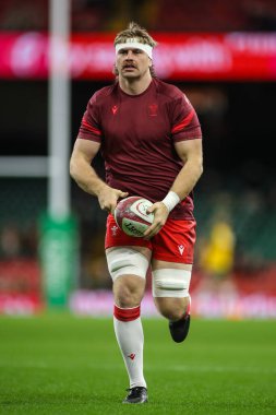 Galler 'den Aaron Wainwright, 29 Kasım 2025 tarihinde İngiltere' nin Cardiff kentindeki Principality Stadyumu 'nda oynanan Galler - Güney Afrika maçı öncesinde ısınıyor. 